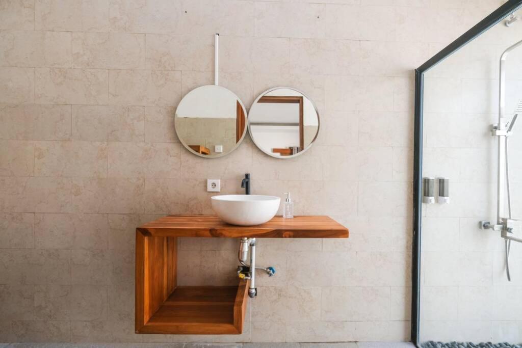 Kiki Village Bathtub Canggu Exteriör bild
