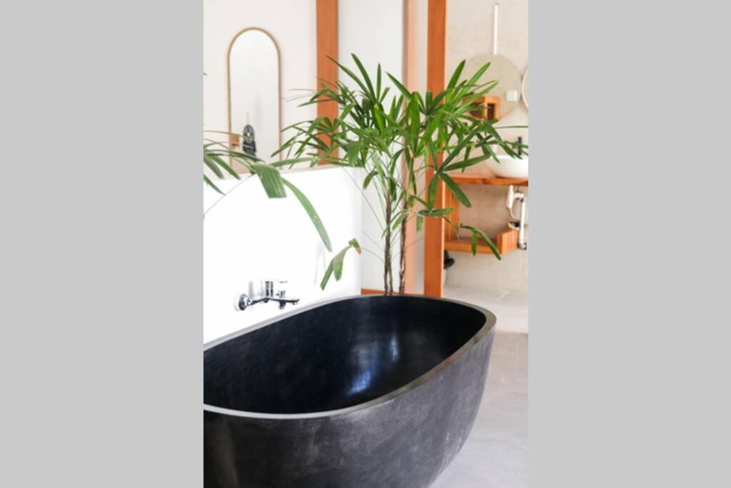 Kiki Village Bathtub Canggu Exteriör bild